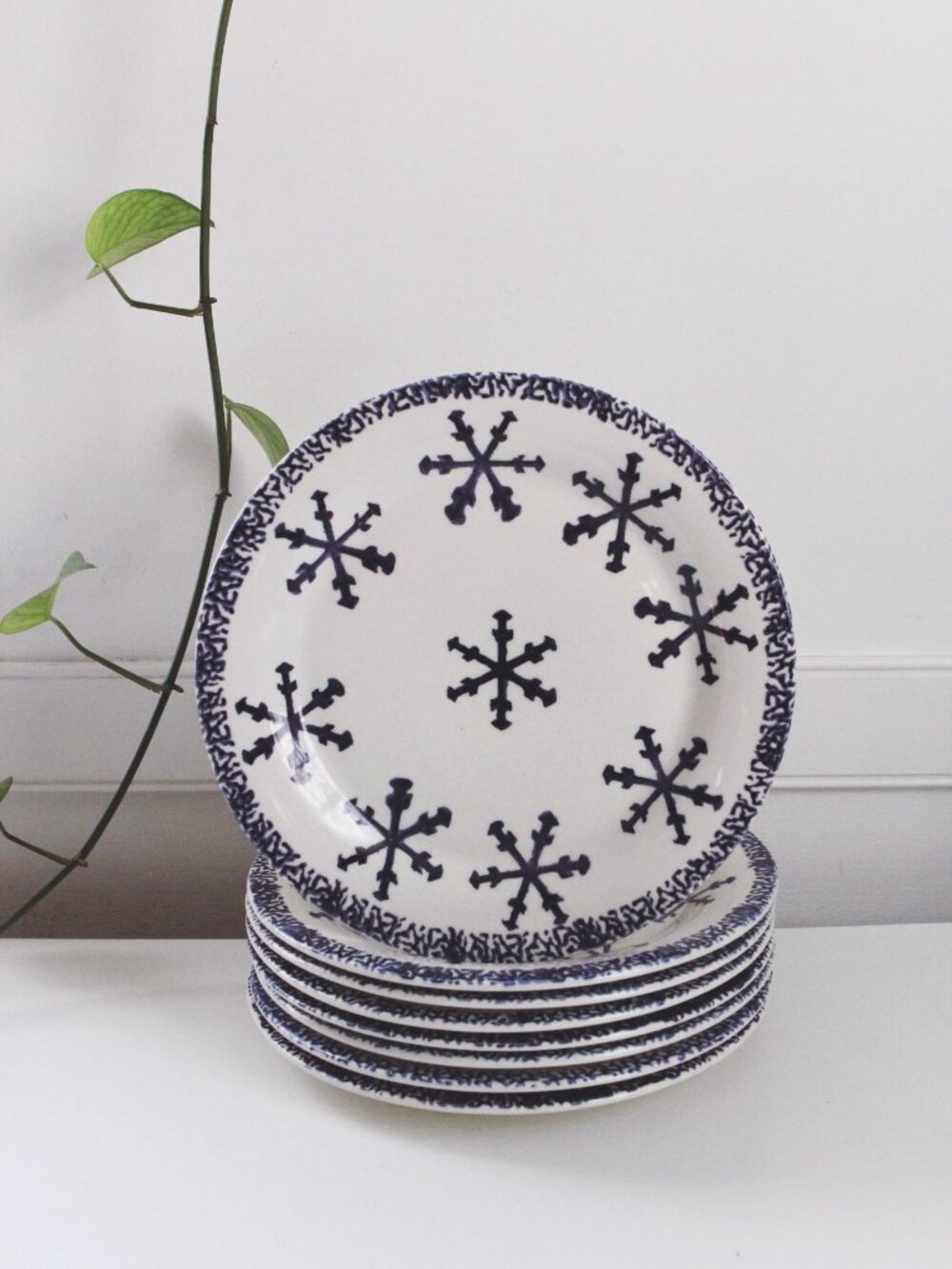 Vintage Holiday Snowflake Pattern Ceramic Dinner Plates Gibson Set Of 8 Blue Whi - Picture 2 of 7